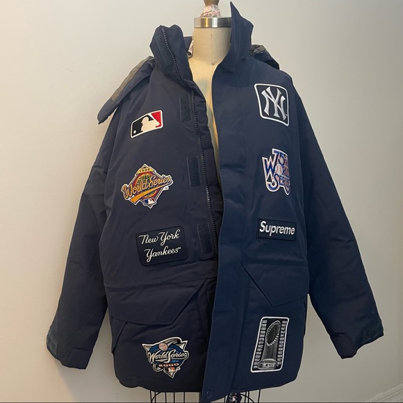 Supreme®/New York Yankees™ Gore-Tex 700-fill down jacket Navy Medium